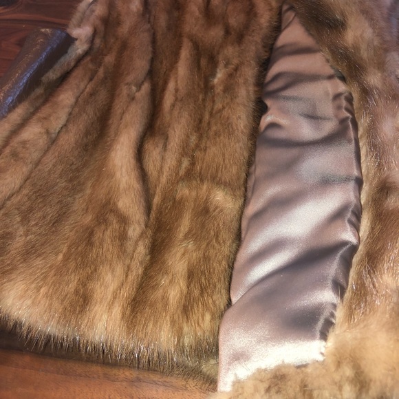 Real fur vest with leather sides pockets and clasp - Picture 4 of 9